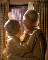 При заезде в отель презерватива хватит или сразу в химзащиту одеваться?