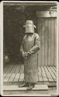 Костюм медсестры рентген кабинета в 1918 году. Аж жуть берёт...