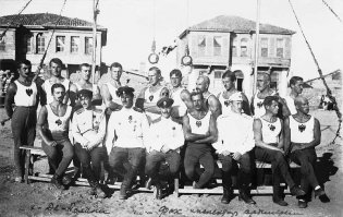 Белоэмигранты позируют на занятиях по гимнастике. Галлиполи. 1921