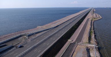 Красивый мост. На всякий случай, для тех, кто сомневается, что мы сможем построить подобное в Крым. Вот фото питерской дамбы длиной 25 км с мостами и подводным двухкилометровым тоннелем, проложенным на глубине 28м.