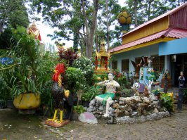 В Таиланде вообще что ни храм то диснейленлд. На территории каких только фигур не увидишь. И исполнение доставляет.