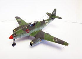 Модели Вашего детства, типа "Пластикарта" и "Фрога" - это светлая ностальгия, но на фоне современных они крайне примитивны и неточны. Поверьте моделисту с некоторым стажем ) На фото - довольно старый "Ревелл" из 90х, но и он куда лучше, копийнее моделей советского периода. Ме-262А1а.