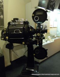 На снимке стационарный 35мм кинопроектор для кинотеатров КПТ-1 производимый в СССР в 50-е годы.