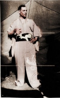 Советский офицер примеряет трофейное самурайское кимоно. Великая Маньчжурская Империя. Август 1945 года.