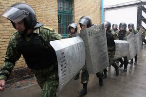 "Бульдозер", входящий в камеру, резко снижает градус блатной романтики у ее обитателей.