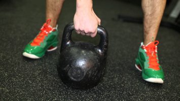 Есть версия, что гиря это родственник обычного пушечного ядра, к которому приделали ручку и использовали для тренировки бомбардиров заряжающих ядра. Происхождение по этой версии: Страна - Россия, Время - Период правления Петра первого.