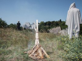 брешет автор поста, не так все было...

"1571 год - дата последнего посещения Вологды царем Грозным. В Московском государстве, разделенном на две части - "опричнину" и "земщину", - царствует террор. Иван Васильевич, искореняя боярскую измену, не щадит правого и виноватого. 
Только в Вологде царю отрада. Некому здесь измены чинить. Вот уже без малого шесть лет строит царь на Вологде крепость каменную и соборную церковь по образцу московской Успенской. Но не все в городе любо государю. Два года назад и совсем было опечалился. На Пасху в праздник Христова Воскресения вологжане, позабыв указ царский о скором поспешении строительства каменного града, не работали. Самолично обходил строительство государь, гневался: "Что-де баяли о работах великих, а и малые не сделаны". И еще потом говорил обидное многажды о работниках нерадивых: "На словах-де у вас как на масле, а на деле как на Вологде". Разве ж в Вологде плохи дела? Не работали - так на то и праздник. Но разгневанный царь не слушал. Летописец зафиксировал для потомков пространную речь грозного самодержца: "Как в церкви божии у обедни, или на улицах, или в торгу всяк человек и возраст и жены от малых до великих вси народы в дом свой не ходя и платье бы с себя не сложа, в коем кто стоит, чтобы носили сваи дубовые в ров, что готовлены под городову стену, и женам бы и девицам вместо себя никого не наймывать".
Приказание вологжане выполнили, однако это царя не удовлетворило. Через несколько дней он устроил прилюдную расправу над лицами, виновными в медленном строительстве кремля. Историк Р. Скрынников относит эти события к весне 1569 г. На берегу реки Вологды в непосредственной близости от возводимого собора был выстроен помост для казни. В "синодике" царя Ивана перечислены десять вологжан, подвергнутых казни. Это были "всяких чинов люди", в том числе и обычные плотники. Синодик называет имена "Неупокоя, Данилы и Михаила". Имущество казненных конфисковывалось "на царя". Место казни на берегу реки почти три столетия после этого именовали "виселки".
С тех пор минуло два года. Иван Васильевич, про ливший за это время реки людской крови, наверняка запамятовал уже детали вологодских казней. Приезжая в опричную столицу, царь подсмеивался над ее жителями: "Вологодцы теленка с подковой съели", "Все стер-лядники, молодцы, не бьются, не дерутся, а кто больше съест, тот и молодец"."