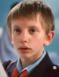 Фомкин, Алексей Леонидович
В 1986 году окончил школу, но из-за постоянных съёмок аттестат не получил (десять классов окончил со справкой «прослушал»). В 1987 году снялся в одной из главных ролей в фильме «На своей земле». После этого фильма полгода предложений о съёмках не получал, сильно расстроился и решил пойти в армию. В военкомате был отправлен для прохождения военной службы в город Ангарск. После ухода в армию Алексею начали поступать предложения от режиссёров, но принять их он уже не мог. На этом его кинокарьера закончилась.

После службы в армии Алексей поступил на работу в МХАТ им. Горького, но через три месяца был уволен за систематические прогулы. После театра он пошёл работать на стройку маляром, но вскоре уволился и оттуда.

Покинул Москву и уехал во Владимирскую область, в небольшую деревню Безводное, где поселился один в пустующем доме. В деревне он устроился на работу, стал мельником. Во Владимире Алексей Фомкин познакомился с будущей женой Леной. После свадьбы переехал к жене из Безводного во Владимир.

22 февраля 1996 года Алексея с супругой друзья пригласили в гости на празднование Дня Советской Армии. В ночь с 23 на 24 февраля 1996 квартира внезапно загорелась, всем, кроме Алексея, удалось спастись. Во время пожара он спал и поэтому не смог вовремя покинуть квартиру и умер, задохнувшись дымом.