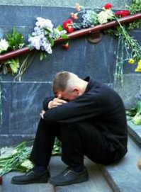 Толпа - это агрессивное дикое животное. Не люблю толпы. В толпе человек теряет индивидуальность и становится песчинкой в море. И сразу вспоминается Немига...