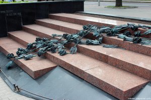 Толпа - это агрессивное дикое животное. Не люблю толпы. В толпе человек теряет индивидуальность и становится песчинкой в море. И сразу вспоминается Немига...