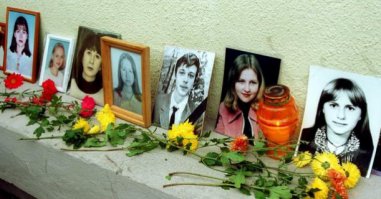 Толпа - это агрессивное дикое животное. Не люблю толпы. В толпе человек теряет индивидуальность и становится песчинкой в море. И сразу вспоминается Немига...