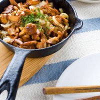 по мне так не стоит "изобретать велосипед" , 
т.к. что может быть вкуснее просто жареных лесных грибов 
(с луком и сметаной)