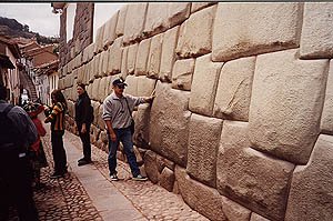 Стены Мачу Пикчу - настоящий 3D пазл из тяжелых, идеально подобранных каменных блоков.