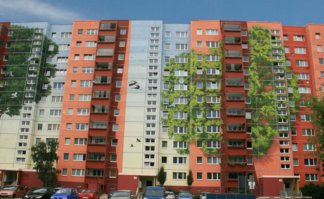 Вот тогда по твоей логике за вот такое надо в ментовку ? 
Это тоже как ты сказал придурки самовыражаются. Лучше смотреть на потрепанный и ужасный фасад ?