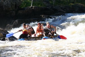 Не смог пройти мимо и не внести свои пять копеек :) Долгое время ходил на "катах" -катамаранах. Клёвенько, конечно, но иногда хочется большего адреналина  Пересел на каяк. Пока не пожалел  На одном из фото-"прокапанные" пластиком дырочки от северных камней