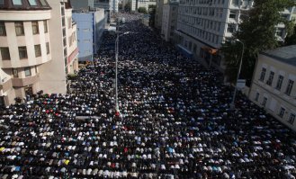 Ха .. интересная ,прям животрепетающия новость , а я вам так скажу вспомните уважаемые "Ураза-байрам"2015 вроде так называется может и неправ ,пофиг если честно .
Цитата.
«Инициатива с удалением рекламных щитов, демонстрирующих полуобнаженные тела, в тех местах, где будут молиться мусульмане, кажется, как минимум, разумной», — отметил Павел Костылев в разговоре с МОСЛЕНТОЙ.
И это только начало, то что многие москвичи испытывали скажем так трудности в это время , это значит ничего не сказать...  Хотя мне пофиг что там с рекламой , но начало положено если напрячь мозги то и новый год можно запретить в угоду толерантности , а Октоберфест жалко да , но он там ,а мы здесь. Надо бревнышко в глазу в своем разглядеть.