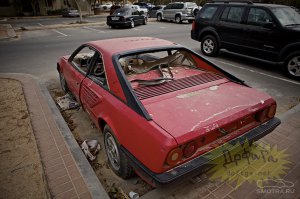 Да, после песчаной бури слой песка на машине создаёт впечатление, что авто чуть ли не несколько лет стоит безхозным. Но есть и действительно брошенные авто. Песчаные бури здесь не при чём...