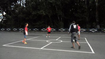 Если не принимать во внимание почти повсеместные игры в футбол во дворах, были еще "Квадрат" и "Войнушка":)