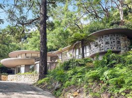 10 зданий, похожих на части человеческого тела