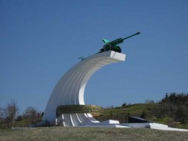 Памятник Пушка на перевале. Обелиск в Холмске.