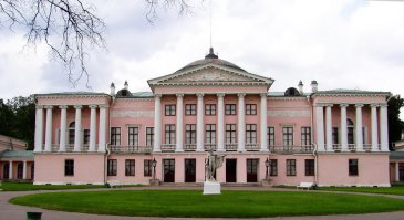 Дворец Шереметьева в Останкино.
Сделан из дерева, и оштукатурен "под камень".