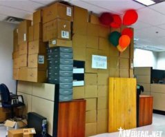 Их нравы: надпись на листочке WELCOME BACK