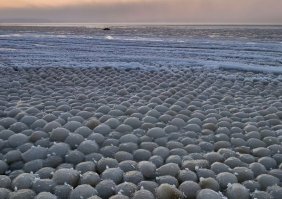 «Яйца» на пляже Штромка. Загадочное природное явление объясняется так: в низкой воде возникают кристаллы льда, и при легком колебании морской воды они раскачиваются вперед-назад. При понижении температуры вокруг кристалла образуется все больше льда, и постоянное нахождение и движение в морской воде придает льдинкам круглую форму.