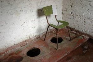 А вот НЕ крутой унитаз. У него пока еще нет инфракрасных датчиков и еще каких-то прибамбасов... Есть стул!