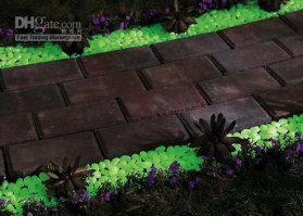 вот только эти "яркие камушки", заряжаясь от солнечного света, светят не больше 1 часа ))) Другое дело, если они под прожектором сначала полежат, а потом если яркий свет вырубить - тут да... часа 2 будут светиться, постепенно угасая!