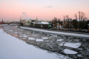 А для меня близкая и родная - это Москва-река :)
Ее тоже можно преподнести красиво - это я шла с работы по Бол.Каменному мосту где-то в марте