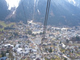 Вид на Шамони с канатной дороги на Монблан. Ехать примерно минут двадцать пять с одной пересадкой. 
Высота на вершине - около четырёх километров