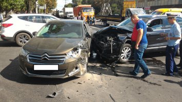 Это просто боковой удар, бок автомобиля делают из максимально крепкого металла, а морда - это зона поглощения. Если бы беленькая машина не разложилась, то она бы въехала в салон форду.
Посмотри на фото ДТП, которое недавно было в нашем городе. Кто-то может сказать, что туарег менее безопасен бюджетного ситроена?