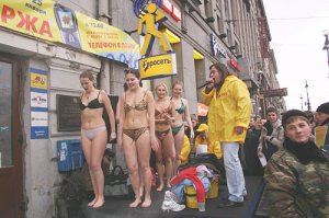 да уж...раньше за кнопочный телефон раздевались, теперь за айфоны сосут...так то ничего в мире не изменилось..