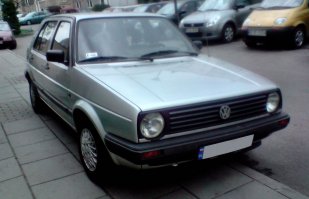 ВАЗ 2108 выпускался с 1984 по 2003 г. в России, а с 2003 по 2014 на Украине практически без изменений.
Для сравнения есть более прекрасный и надёжный VW Golf 1983 г. и на закуску 2003, нынешний не буду показывать, чтобы психику не травмировать.