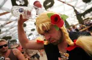 Октоберфест девушка с пивом