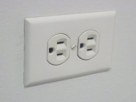 ждём аналогичный пост, как справиться с омериканской розеткой 
Тут без пары зачищенных проводков не обойтись никак.
ЗЫ: адаптер в гостинице- 10$