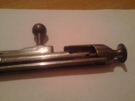 ну вот пока я заскочил домой ( хоть жену с дитем не разбудил, ну по крайне мере дитя) так на телефон фотнул, в принципе видно состояние курка и стебля, а еще и года нет, хоть и раз в недели две мажу и чищу( не стреляя даже),  на кой такая полировка я не знаю, хоть бери и ворони затвор.
там и рем-вставочку пытался показать, ну и сравнение с "сайгой"