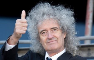 Таланты вокруг нас: виртуозное исполнение We Will Rock You с помощью гитары и ручки