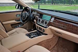 Китайская барышня заказала себе полностью розовый Rolls-Royce