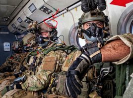 "Британский спецназ с кислородными масками и очками ночного видения готовятся в десантированию во время учений." Автор идиот..... "Мультикам" перепутать с "МТР" - это ладно - "ciras" - подобных тоже много, MICH-подобные шлемы - у натовцев хорошо идут, да и наши их юзать потиху начинают..... НО ФЛАГ пиндостана на шлеме...... Он <span style='color:gray'>[мат]</span> нихрена не бритосовский!!! Пиндостан КАРЛ!!!!!