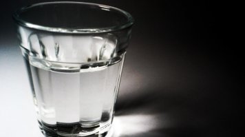 Стопочка водочки и куриный бульончик. Если конечно на работу или за руль не надо.