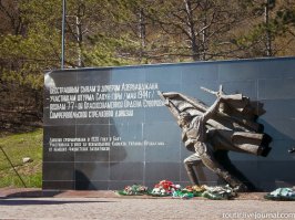с самого детства мои родители приводили меня туда. Я помню, как сидишь там на травке, берешь землю в ладошку - и в каждой ладошке по гильзе или пуле. В Севастополе после войны трава не росла долго еще - сплошной металл был. И Сапун-гора, и Исторический бульвар, и Малахов курган, и конечно же Приморский бульвар - это сцена двух войн и оборон. И в первую, и во вторую оборону город был снесен обстрелами практически полностью. Обороны были настолько героическими, что не за взятие, а за оборону города Севастополь был назван городом-героем.
Честно вам скажу - подняться на Сапун с самого низа такая дыхалка нужна. А наши солдаты не просто подымались, они в бой шли, причем вверх. Впереди были только укрепления немцев и никуда невозможно было спрятаться. Сейчас там кусты и деревья - тогда был чистый ровный склон. 
и вот еще одно напоминание СССР, когда народы были едины. Мало кто знает, что азербайджанцы внесли немалый вклад в штурм Сапун-горы