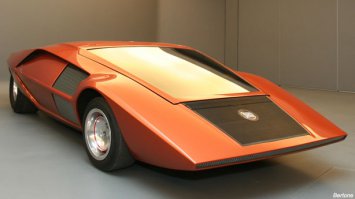 Bertone Stratos или Stratos zero появился в 70м и был, по моему, круче.