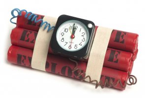 Парень пришел с обыкновенными часиками с усиленной батарейкой и сотовым телефоном с усилинной батарейкой, а неграмонтные преподаватели испугались!