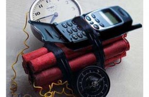 Парень пришел с обыкновенными часиками с усиленной батарейкой и сотовым телефоном с усилинной батарейкой, а неграмонтные преподаватели испугались!