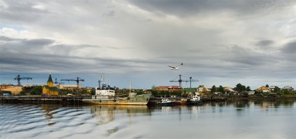 Так там рядом с Кемью поселок Рабочеостровск там лес отгружают, порт. Лично финский корабль видел (зимой). Рядом отель вполне хороший - на иностранцев рассчитан по сервису.
Фото города Кими и посёлка.