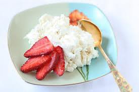 Не стала,бы исключать из завтрака- творог и сыр. Хорошие,вкусные,доступные,энергетически ценные продукты. Творог люблю подсоленный с зеленью. Детям-с ягодами-фруктами.У нас еще есть каймак. Не сметана, не масло,не сливки. На хлебе или с кашей и до ужина дотянуть можно.
Когда совсем ничего нет-сыр с медом и орехами.