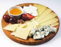 Не стала,бы исключать из завтрака- творог и сыр. Хорошие,вкусные,доступные,энергетически ценные продукты. Творог люблю подсоленный с зеленью. Детям-с ягодами-фруктами.У нас еще есть каймак. Не сметана, не масло,не сливки. На хлебе или с кашей и до ужина дотянуть можно.
Когда совсем ничего нет-сыр с медом и орехами.
