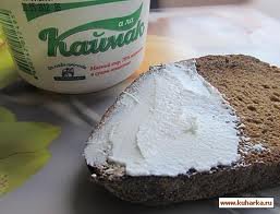 Не стала,бы исключать из завтрака- творог и сыр. Хорошие,вкусные,доступные,энергетически ценные продукты. Творог люблю подсоленный с зеленью. Детям-с ягодами-фруктами.У нас еще есть каймак. Не сметана, не масло,не сливки. На хлебе или с кашей и до ужина дотянуть можно.
Когда совсем ничего нет-сыр с медом и орехами.