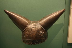 Найдено не так много шлемов викингов, чтобы судить вообще о всех викингах и всех шлемах Эпохи викингов.

Вот тебе британский шлем незадолго до эпохи викингов, чем тебе не рога? ;-)